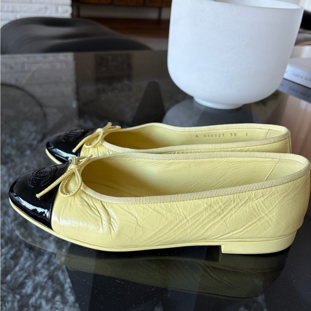 CHANEL Yellow and Black Flats - Picture 3 of 6